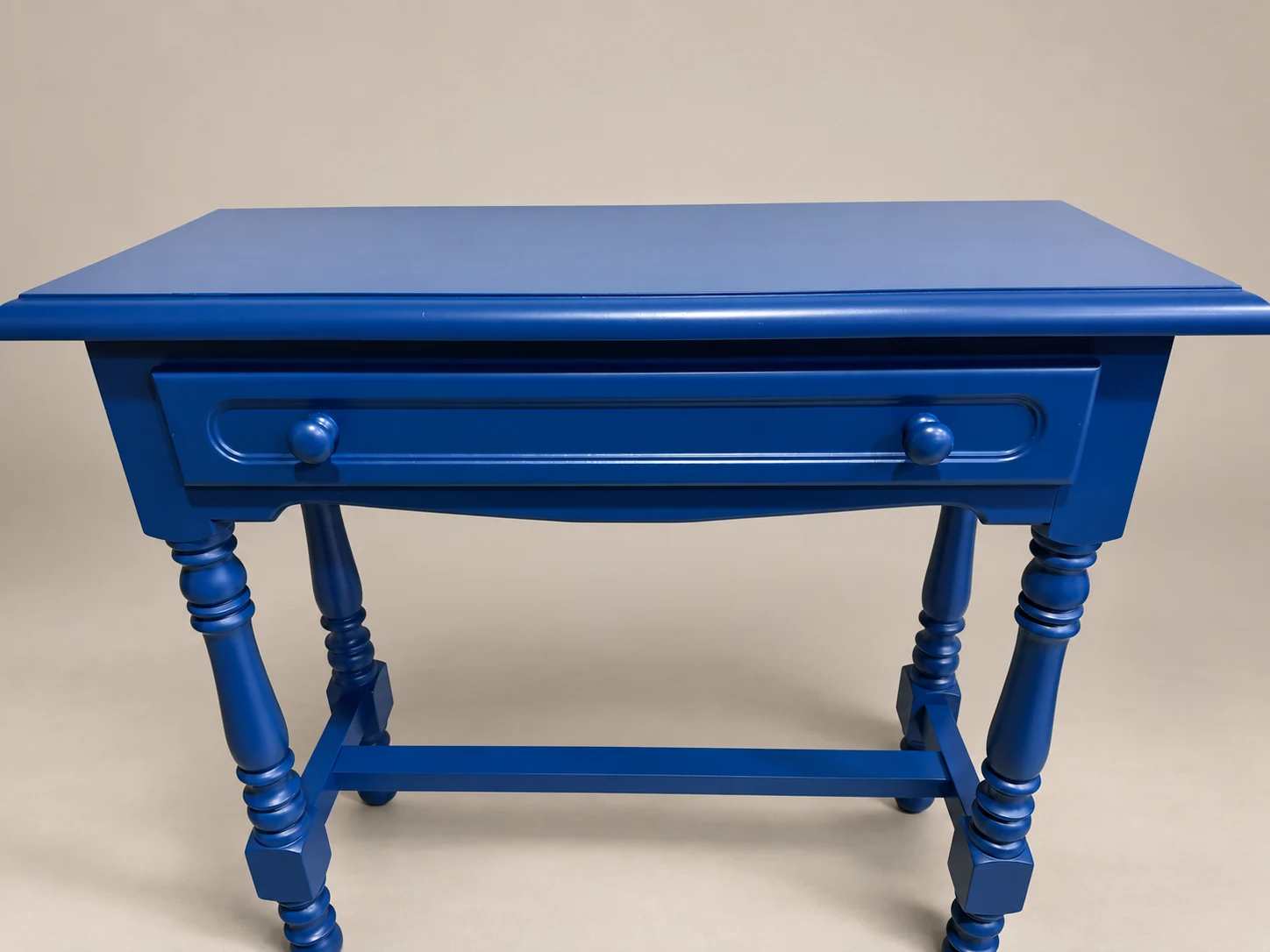 Resultado de la consola lacada azul, con cajón y patas torneadas